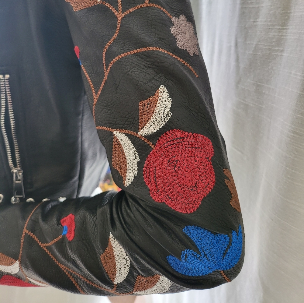 Woman's jacket - Picture 3 of 8